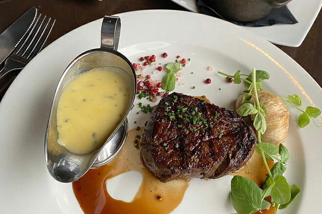 15 Best Restaurants in Niagara Falls, Ontario for 2023 (Top Eats!)